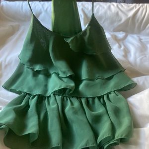 Cute green ruffle top ✳️🌿❇️